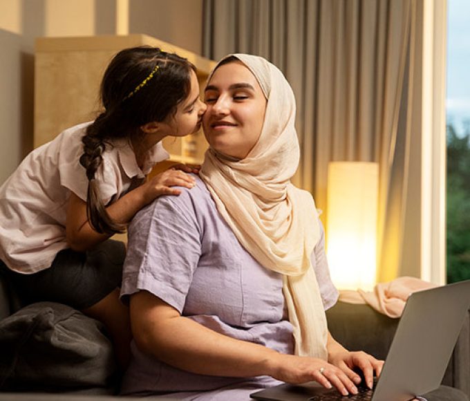 mother-girl-with-laptop-side-view